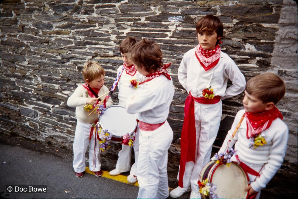 Old Oss children standing against wall