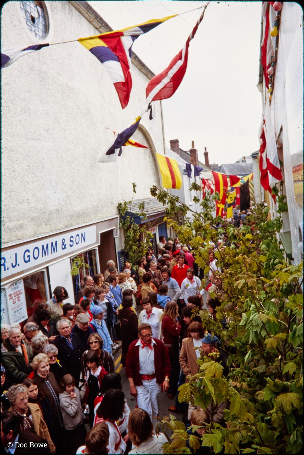 Old Oss party and crowd packed into Lanadwell Street