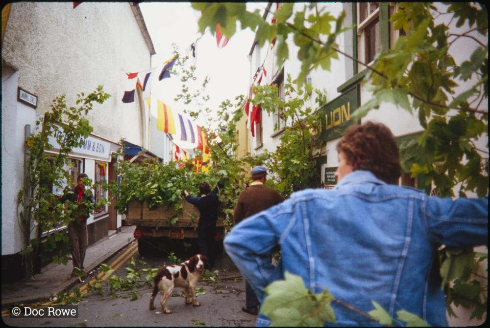 Decorating Golden Lion pub with foliage