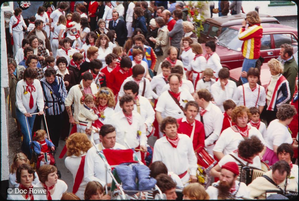 Old Oss party and crowd