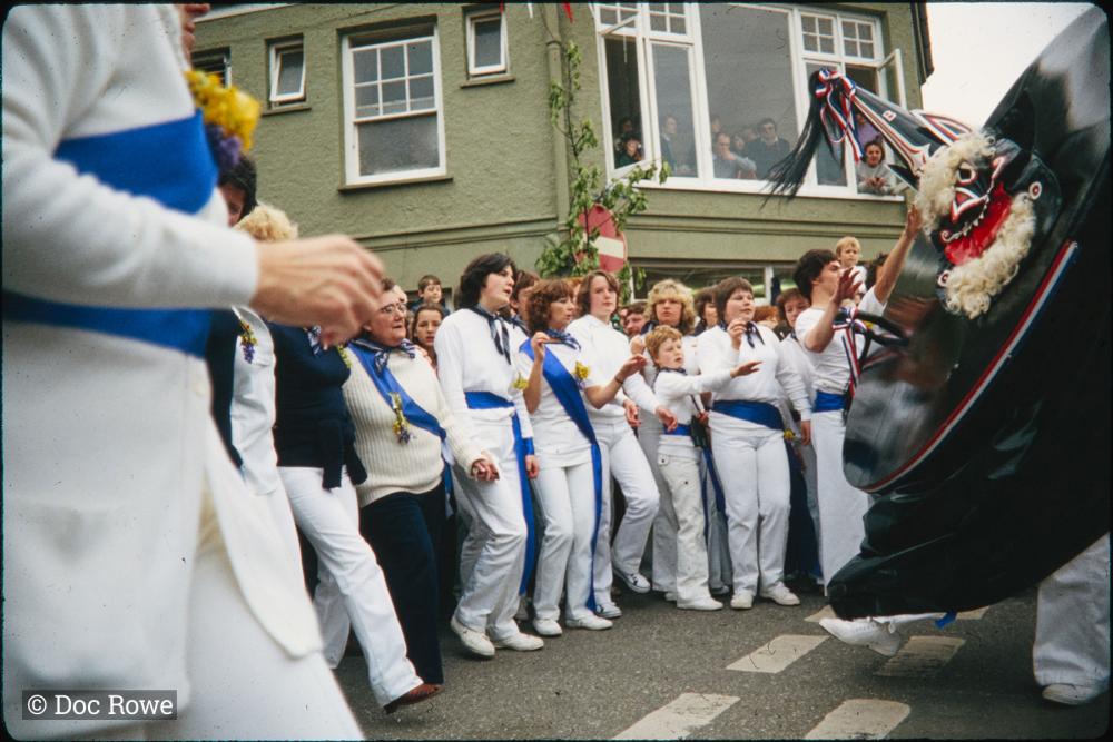 Blue Ribbon oss dancing on road