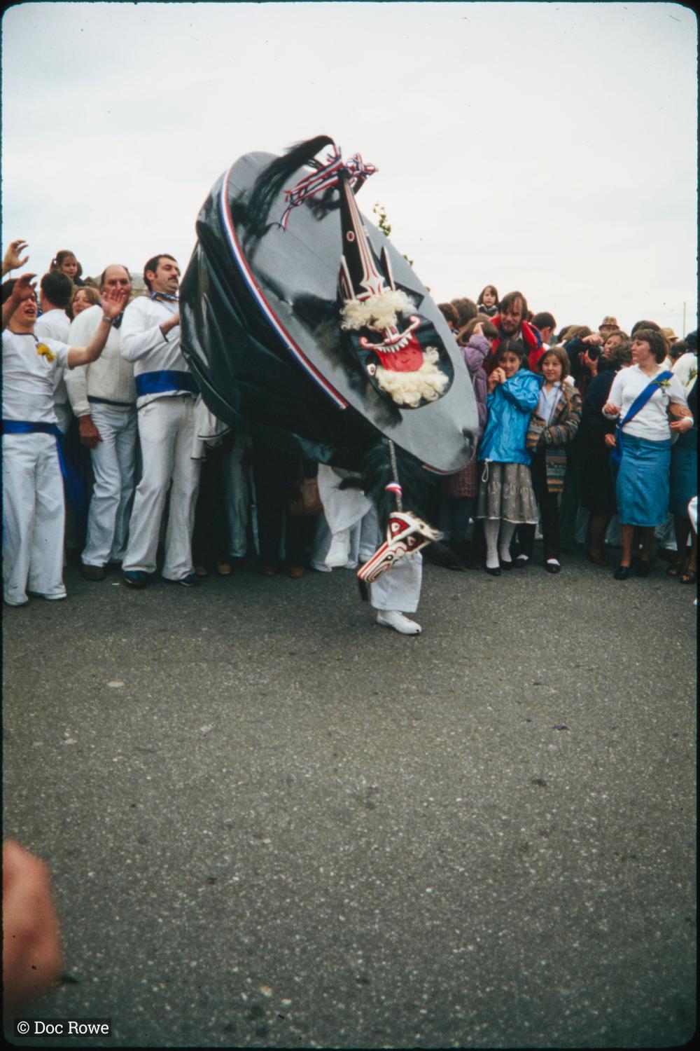Blue Ribbon oss dancing into back crowd