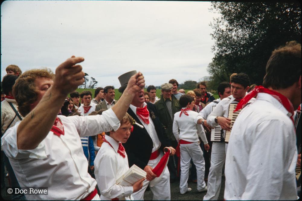 Old Oss party singing with Master of Ceremonies