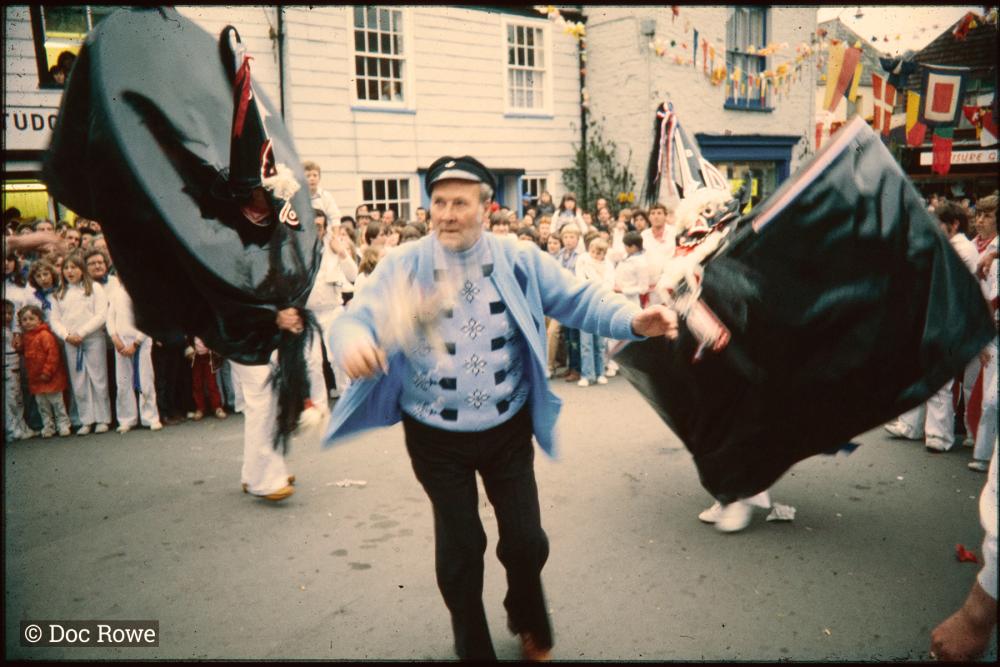 Blue Ribbon oss and Old Oss dancing together