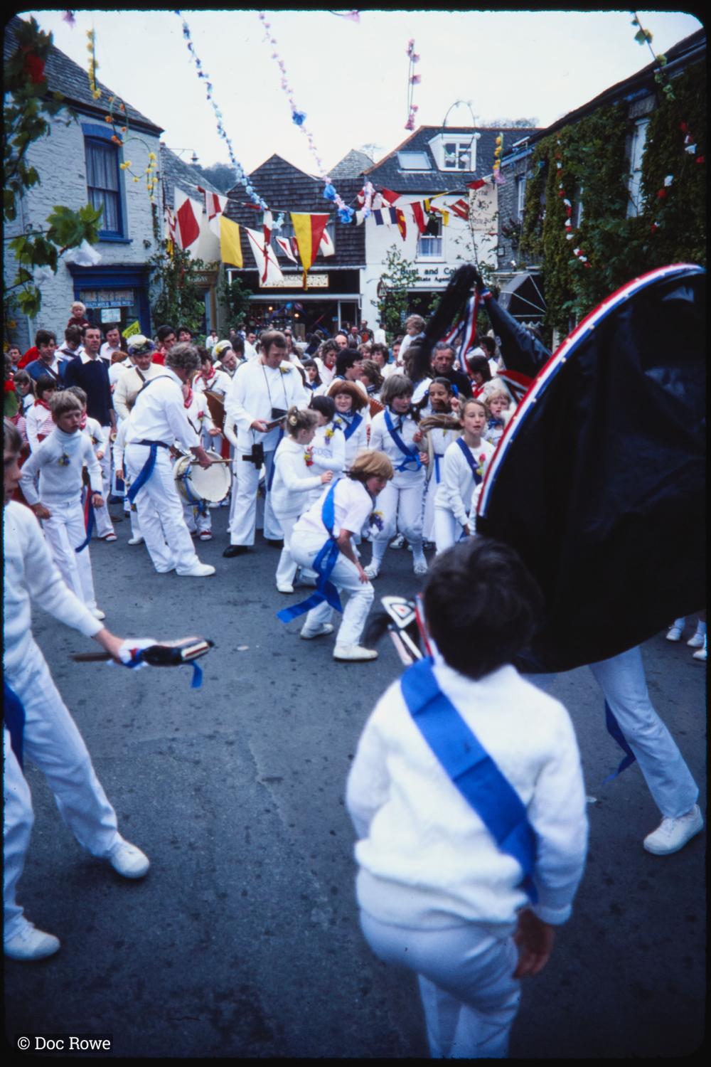 Children teasing Blue Ribbon oss
