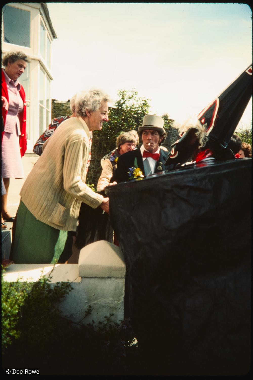 Old Oss greeting women at their house