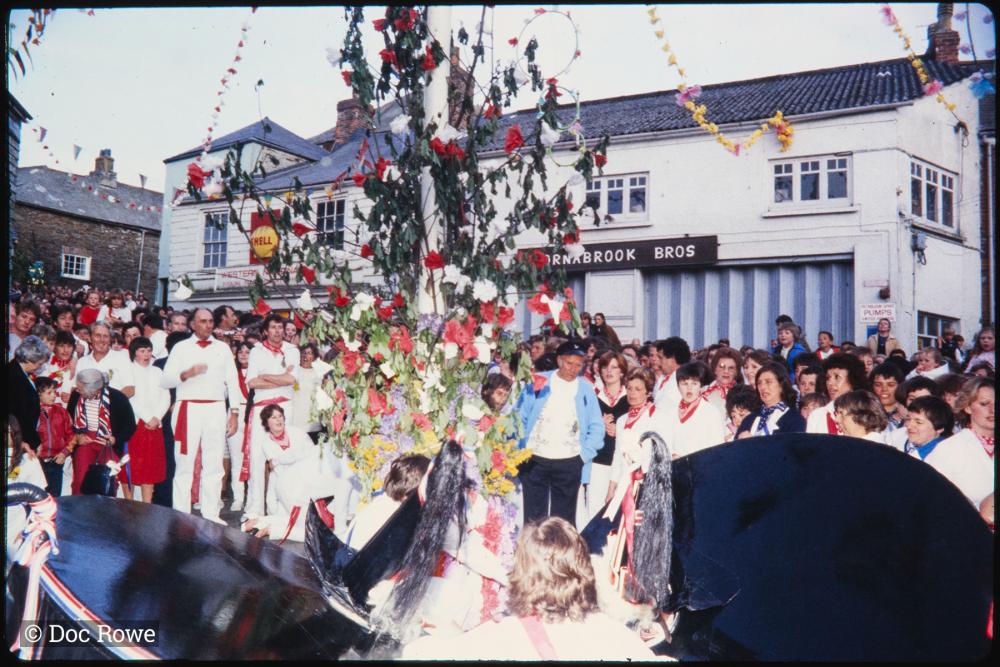 Blue Ribbon oss and Old Oss face to face under Maypole 