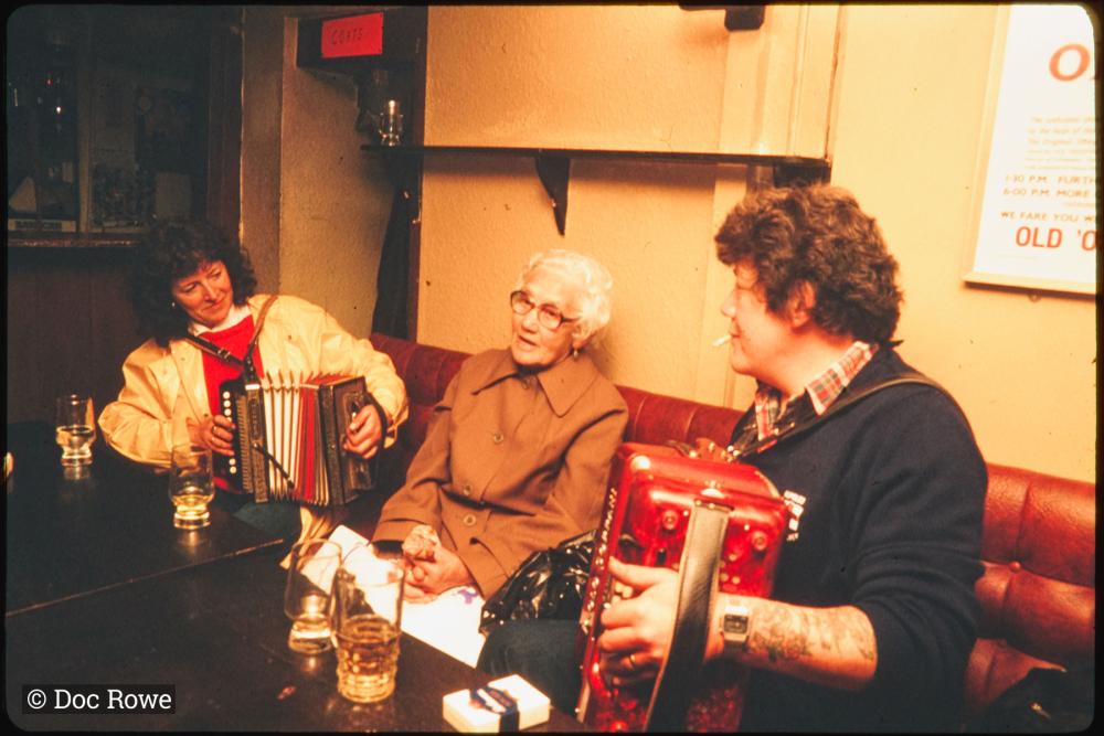 accordion players sat in Harbour Inn