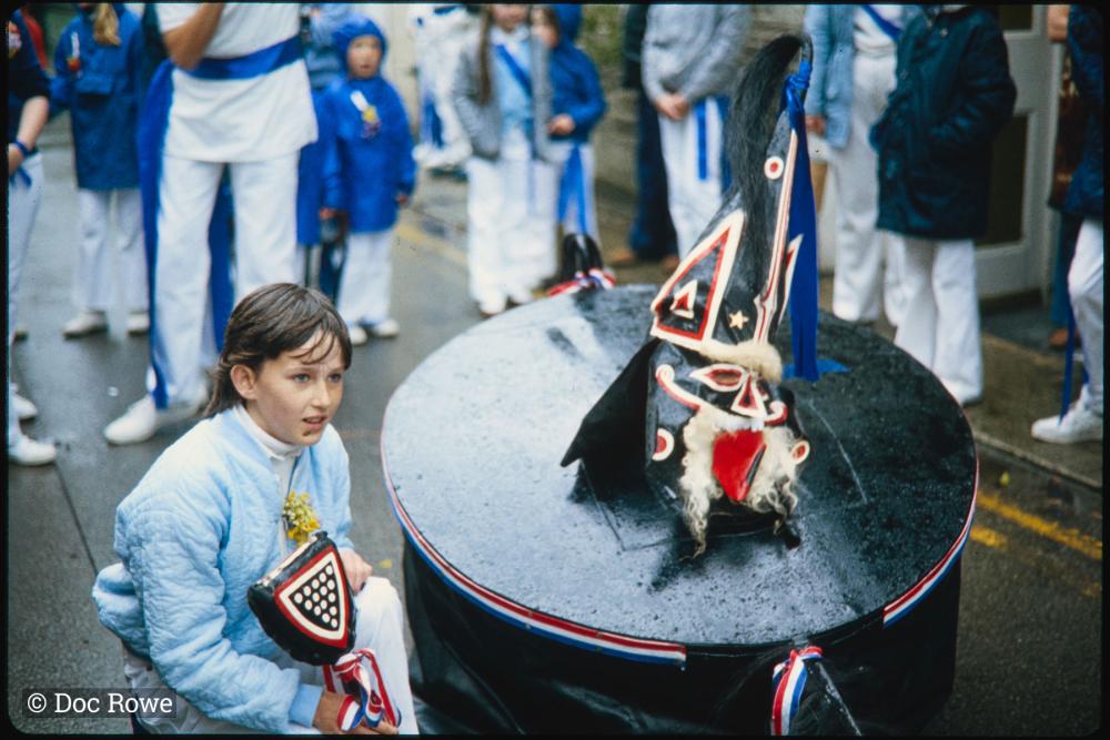 Children's Oss, Blue Ribbon oss being teased in the rain