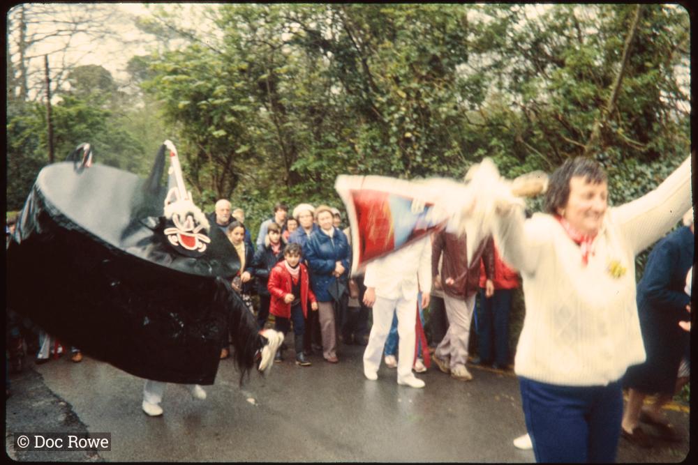Woman teasing old oss in rain