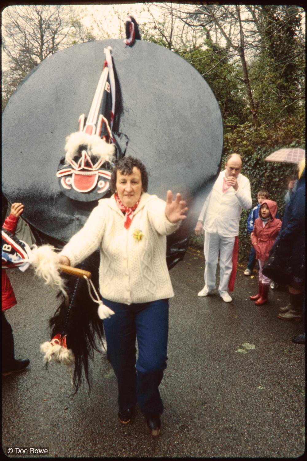 Woman teasing old oss in rain