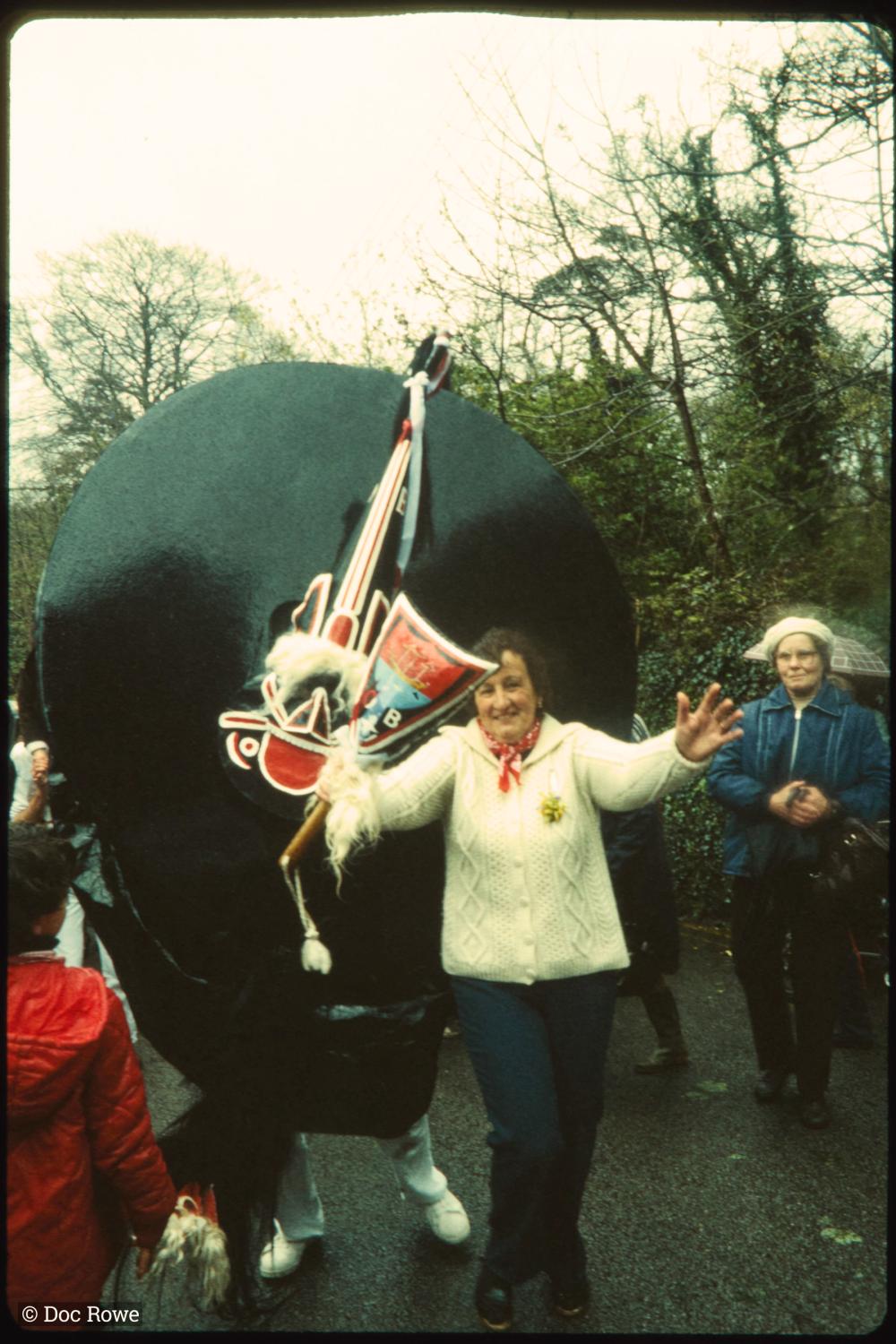 Woman teasing old oss in rain
