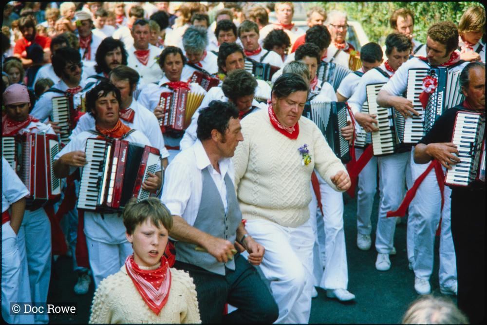 Men from Old Oss dancing to accordion players' music
