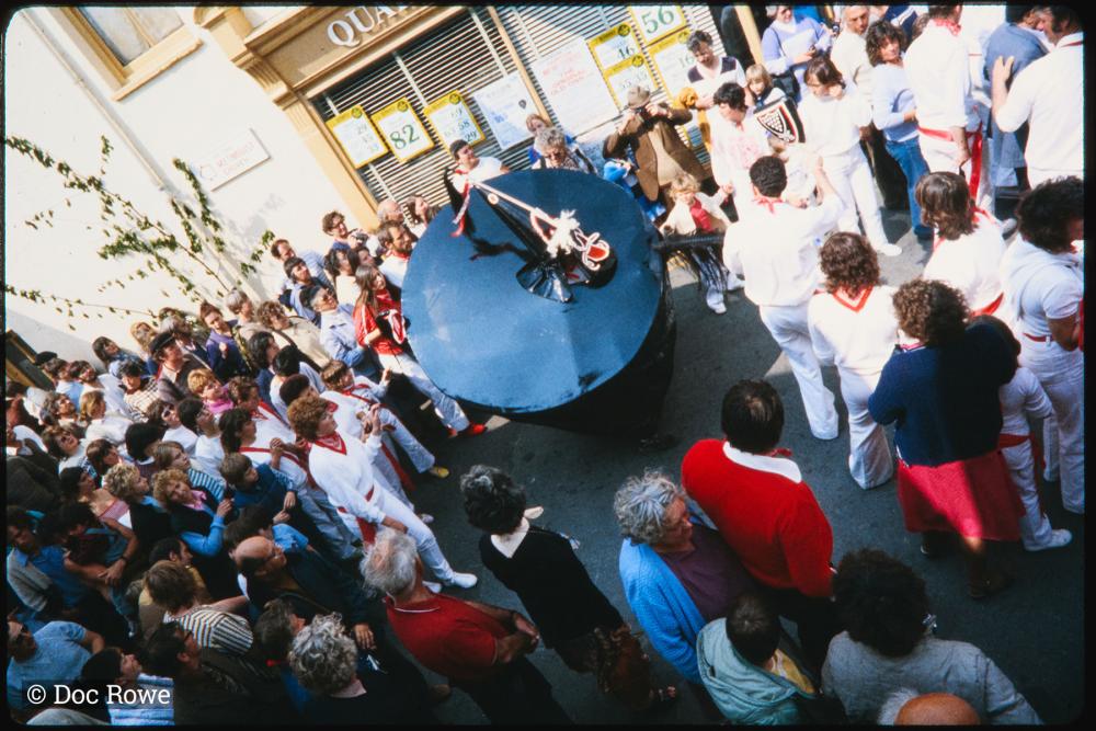 Old Oss dancing in street