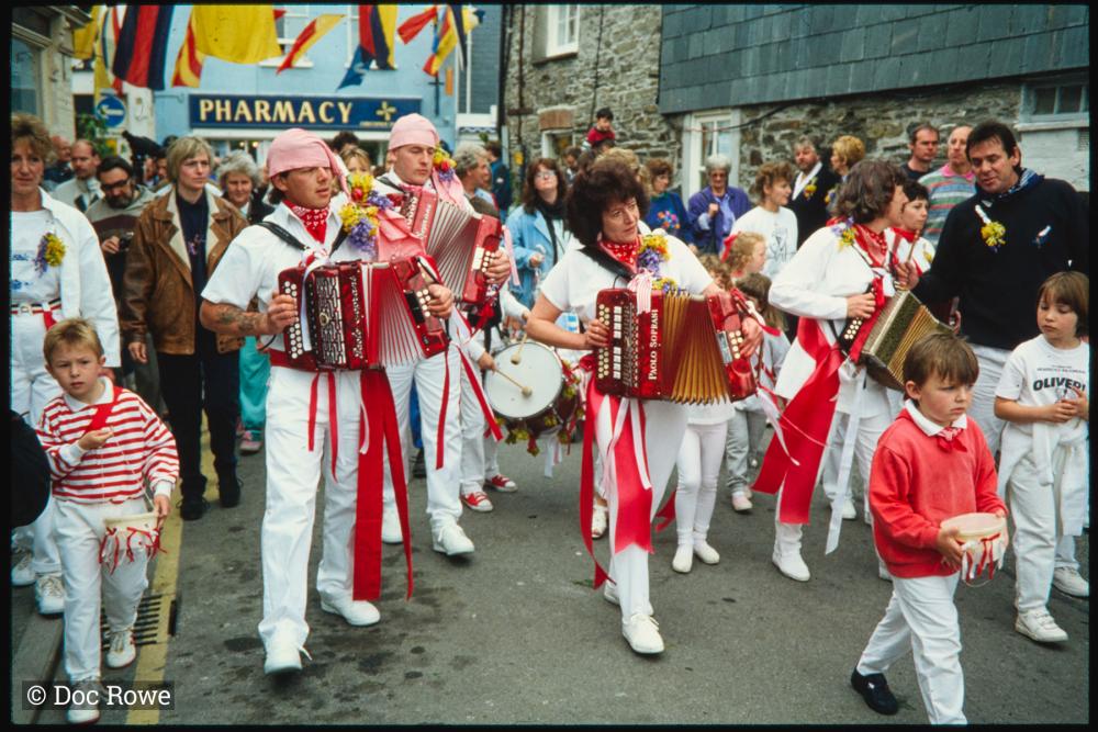 Old Oss procession in town
