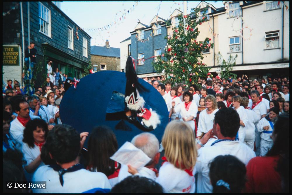 Blue Ribbon oss dancing under Maypole in evening