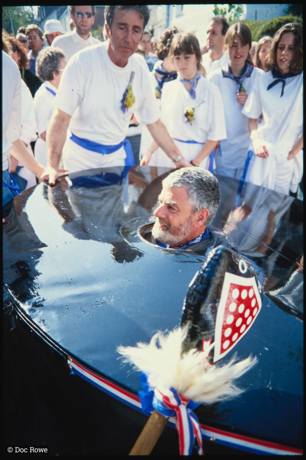 Changing rider of Blue Ribbon Oss